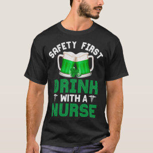 Sankt Patrick Dag Safety Funny Drink med sjuksköte T Shirt