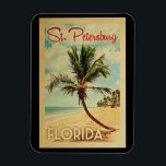 Sankt Petersburg Handflatan Träd Vintage resor Magnet<br><div class="desc">En unik,  medeltida modern konsttryckning i St. Petersburg Florida i vintage resor poster stil. Den har en böjd handflatan träd på sandstranden med hav under ett blått grumligt himlar.</div>