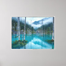 Sänkt skog Lake Kaindy - Eterisk turkos