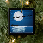 Santa and Toppen Hornets F/A-18 Jet jul Julgransprydnad Keramik<br><div class="desc">Denna patriotiska militära dekoration i helgdag utmärks av Jultomten och hans själ som dras av ett team av F/A-18F Toppen Hornet jet. De flyger över ett flygföretag framför ett fullt måne. Anpassa baksidan med ett namn och år eller med valfri text som du vill lägga till.</div>