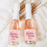Santa Baby Baby Shower Champagne<br><div class="desc">Fira i stil med den här charmerande "Santa Baby"-etiketten "Champagne Sparkling Vin", perfekt för din rosa julbabydusch. Designat med de finaste detaljerna, kompletterar den utan problem din hustru i december. Oavsett om du planerar en rosa för babyduschtemat vid Santa baby eller behöver julgranstuppikar, så ger den här etiketten en fin...</div>