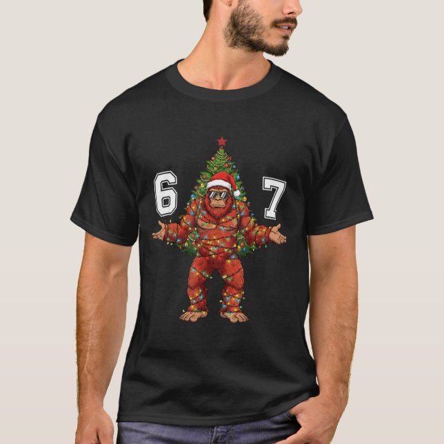 Santa Bigfoot 67 Christmas Tree Xmas Lights Funny  T Shirt (Framsida)