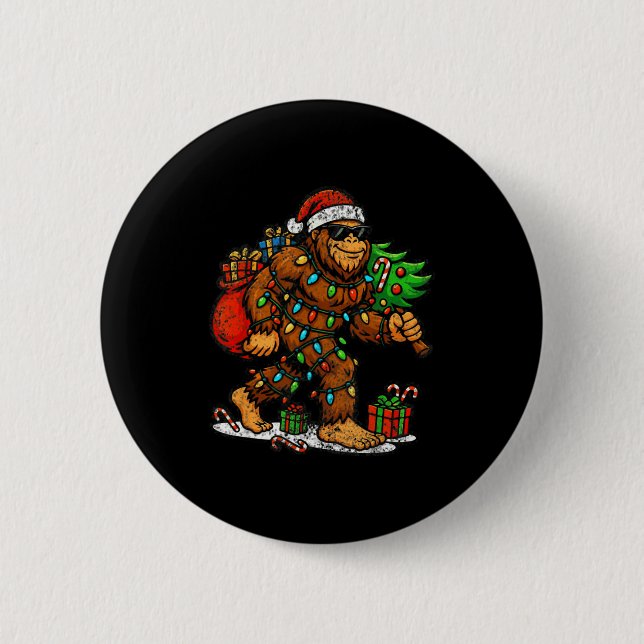 Santa Bigfoot Christmas Tree Xmas Lights Funny Sas Knapp (Framsida)