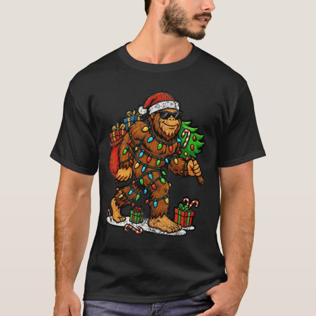 Santa Bigfoot Christmas Tree Xmas Lights Funny Sas T Shirt (Framsida)