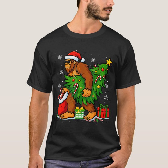 Santa Bigfoot Christmas Tree Xmas Lights Funny Sas T Shirt (Framsida)