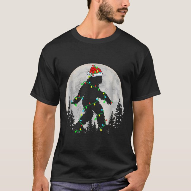 Santa Bigfoot Christmas Tree Xmas Lights Funny Sas T Shirt (Framsida)