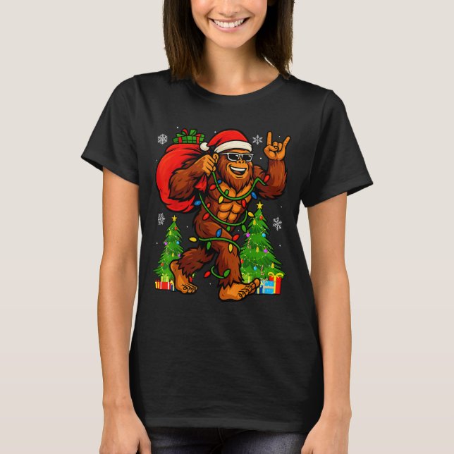 Santa Bigfoot Christmas Tree Xmas Lights Funny Sas T Shirt (Framsida)