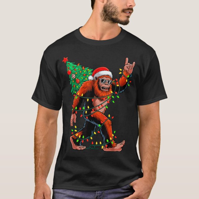 Santa Bigfoot Christmas Tree Xmas Lights Sasquatch T Shirt (Framsida)