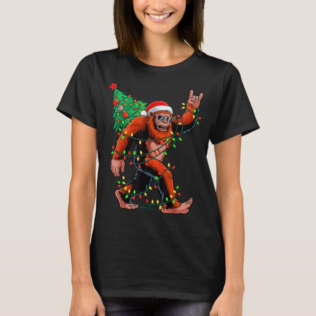 Santa Bigfoot Christmas Tree Xmas Lights Sasquatch T Shirt (Framsida)