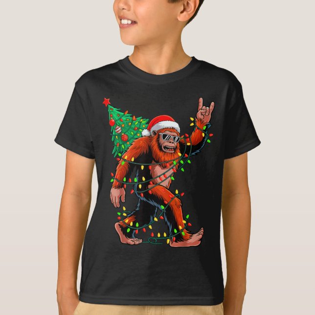 Santa Bigfoot Christmas Tree Xmas Lights Sasquatch T Shirt (Framsida)
