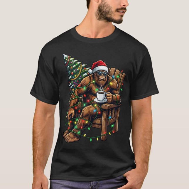 Santa Bigfoot Drinking Coffee Christmas Tree Xmas  T Shirt (Framsida)