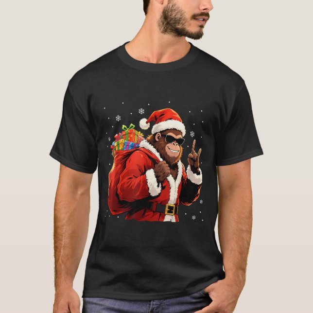 Santa Bigfoot Rock Christmas Funny Holiday Tee  (Framsida)