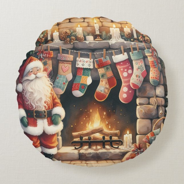 Santa by Fireplace jul Stockings Rund Kudde (Framsidan)