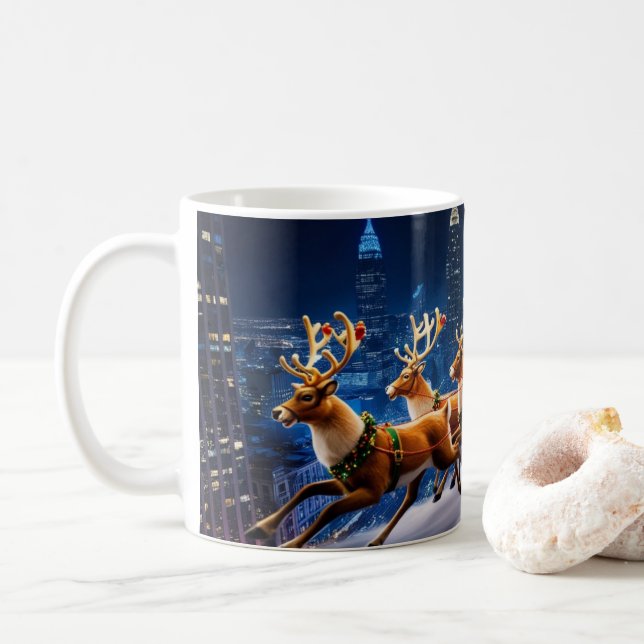 Santa Claus delivering gifts on Christmas Eve Kaffemugg (Med munk)