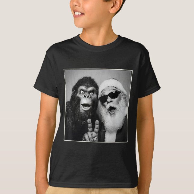 Santa Claus Selfie Bigfoot Christmas Funny Sasquat T Shirt (Framsida)