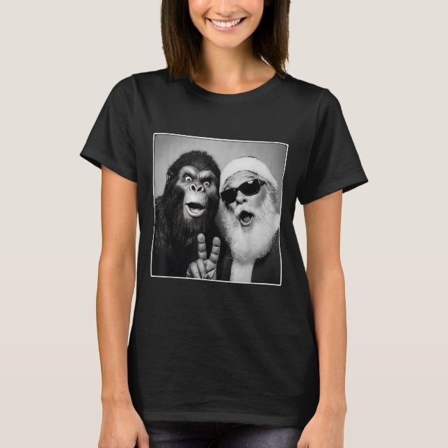 Santa Claus Selfie Bigfoot Christmas Funny Sasquat T Shirt (Framsida)