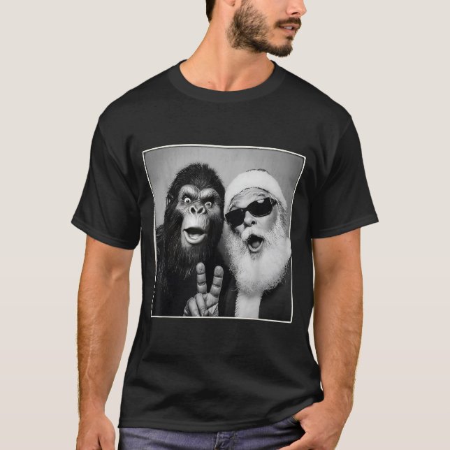 Santa Claus Selfie Bigfoot Christmas Funny Sasquat T Shirt (Framsida)