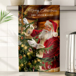 Santa Decoration Julgran Personlig Kökshandduk<br><div class="desc">Fira julens magi med den här personligen kökshandduken med Jultomten som trimmar Julgran. Med varm helgdag och krångliga detaljer tillför den här handduken en festlig charm till ditt köksdäck. Anpassa det till din familj namn för att göra det till en omhuldad helgdag som för med sig värme och nostalgi till...</div>