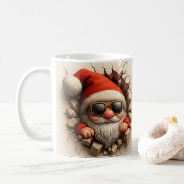 Santa Gnome in Mug - Funny Christmas Cracked wall Kaffemugg (Med munk)