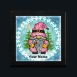 Santa Gnome Minnesask<br><div class="desc">Santa Gnome-presentboxen, Jultomten-presenter av ArtMuvz Illustration. Matchande julskjortor, jultomteskål och julafton-gåvor. Denna t-shirt är ett underbart sätt att visa kärlek för gnomer och att le åt någons ansikte. Du kan lägga till ditt namn eller lägga till text i stället. Anpassa jultomtens presentlåda så att den blir unik för dig eller...</div>