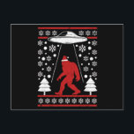 Santa hat Bigfoot Alien Ufo Sasquatch Vykort<br><div class="desc">Den här Bigfoot Ugly-julsötaren har en sasquatch med julhatt och utomjordingar som landar i skogen. Tro på Jultomten,  Bigfoot,  Yeti,  Sasquatch,  Ufos,  Utomjordingar.</div>