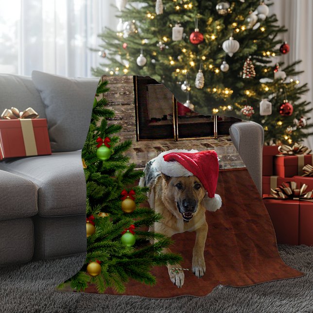 Santa Hat German Shepherd Hund av Julgran Fleecefilt (Santa Hat German Shepherd Dog by Christmas Tree Fleece Blanket)