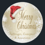 Santa Hat och Snowflake-julstämmare Runt Klistermärke<br><div class="desc">Julklistermärken med roligt röd julhatt och snöflingor med söt guld God jul skript på en vacker guld-bakgrund. De här julklistermärkena för tomat och snöflingor är lätta att anpassa genom att helt enkelt lägga till dina detaljer i det typsnitt som du föredrar i stil. Du kan också ta bort God jul...</div>
