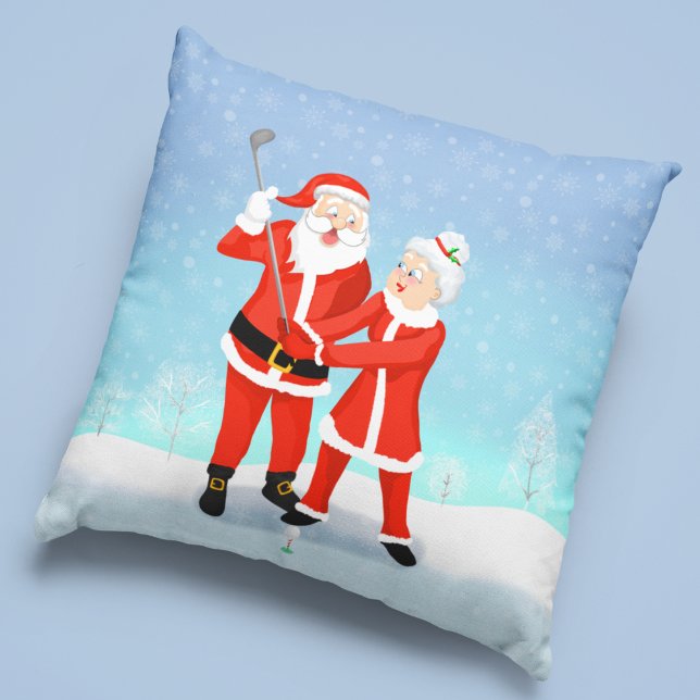 Santa Helping Mrs Claus med hennes golfswing Kudde (For the golfing family or a couple, this is a great winter addition to your home decorations.)