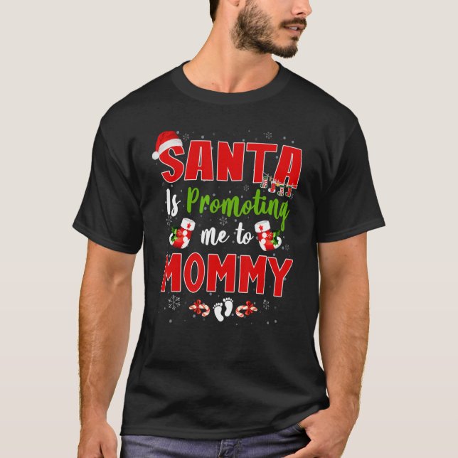 Santa Is Promoting Me To Mommy Footprint Pregnancy T Shirt (Framsida)