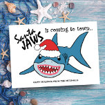 Santa Jaws | Funny Shark-jul Julkort<br><div class="desc">Kusttemat julkort har en söt haj i en julhatt med texten "Santa JAWS kommer till stan". Namn och hälsning kan vara personlig. Originalteckningen Tommy Moreno och KL Lagrar.</div>
