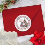 Santa | Julcirkelns Returadress i Röda Lastbil Runt Klistermärke<br><div class="desc">Cute-vattenfärgen Santa och vintage ser röd lastbil "God jul",  cirkelformad returadress eller paket säl. Utformningen har en liten vattenfärgbakgrund i grått på cirkelns utsida som bakgrund till snöfall. Anpassa dig helt enkelt med hälsning,  namn eller familjen namn och returadress,  stad,  stat och postnummer.</div>