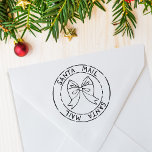 Santa Mail Postal Seal-jul Stämpel<br><div class="desc">Omvandla din helgdag-ge med den här jultomteskorgen frimärke med en charmerande cirkelformad design av jultomtens poststation frimärke,  med en festiv båge som lägger till en liten bit julklapp till varje paket. Se hela matchningssamlingen.</div>