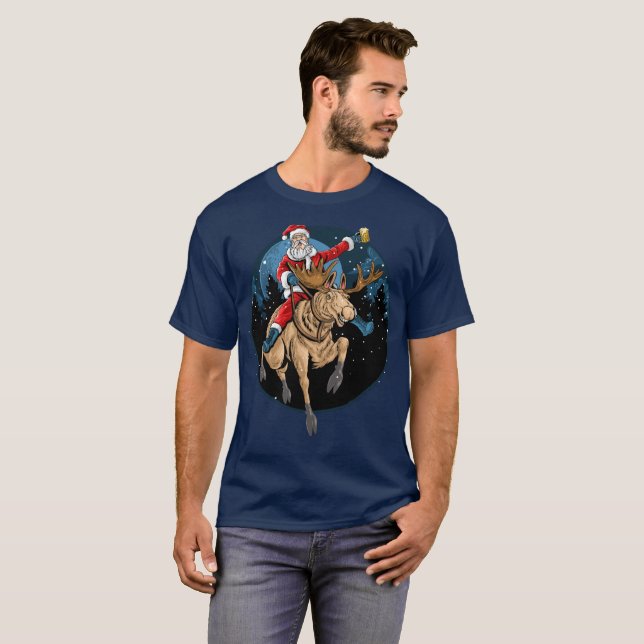 Santa Riding Moose Drinking Beer T Shirt (Hel framsida)