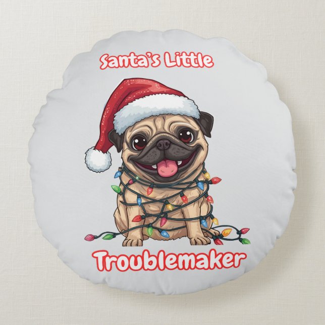 Santa’s Little Troublemaker Pug Round Pillow Rund Kudde (Framsidan)