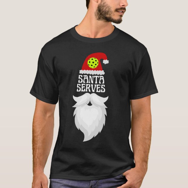 Santa Serves Pickleball - julbollen T Shirt (Framsida)