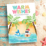 Santa Sjöjungfru Beach-jul<br><div class="desc">Det tropiska julkortet "Warm Önskemål" har jultomten och en sjöjungfru som simmar i havet vid solnedgången,  inramat av ett par handflatan träd som är utslitet i sträng ljus. Tomten sipprar en cocktail ut ur en ananas och blinkar hawaiianska alhaskylten. Art av KL Lagrar.</div>