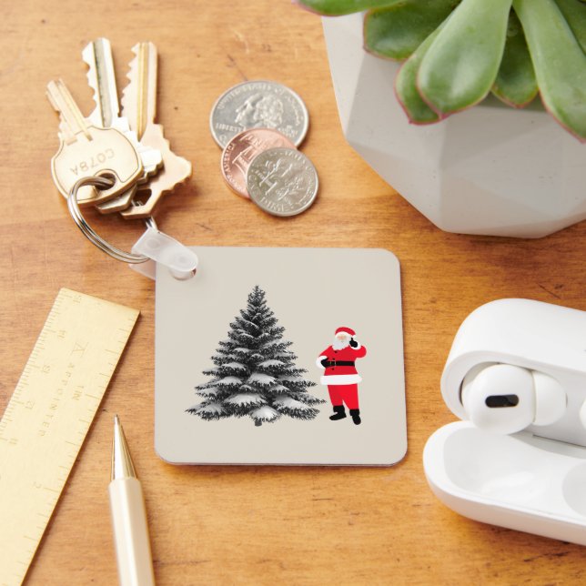 Santa standing near pine tree nyckelring (Skrivbord)