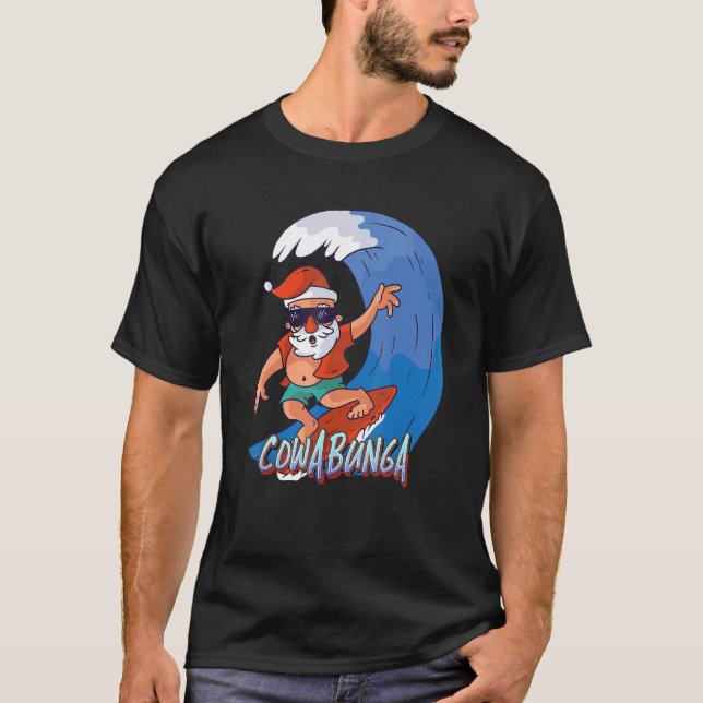 SANTA SURFING THE WAVE COWABUNGA T SHIRT (Framsida)
