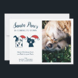Santa Tass | Jul på spjutfoto i Cute Pet Julkort<br><div class="desc">Cute helgdag-fotokort för djurälskare och ägare. Byt ut mallfotot mot bild i pochen och/eller kattunge! Bredvid fotot står det "Santa Tass kommer till stan". och sen "God jul från vår förpackning till din förpackning." Det finns också en söt illustration av en hund och katt som bär julhattar. Tur och söt...</div>