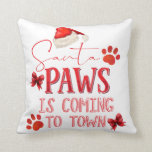 Santa Tassar kommer till Town-jultypografin Kudde<br><div class="desc">Santa Tassar kommer till jultypografi med Roligt Helgdag Quote, Santa Hat, Hund eller Cat Tass avtryck och trendig skriver text i Bright Red. Ett lustigt och sött citat för Djurälskare, helgdagar och vintersäsongen. Roligt för hela familjen! Dekorativ kudde! ~ Kolla min butik för att se hela helgdag för den här...</div>