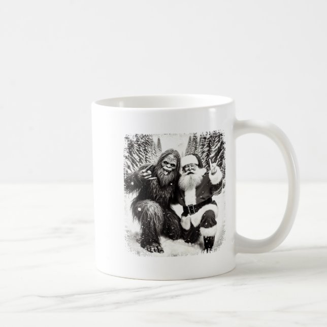 Santa With Bigfoot Christmas Lights Funny Sasquatc Kaffemugg (Höger)