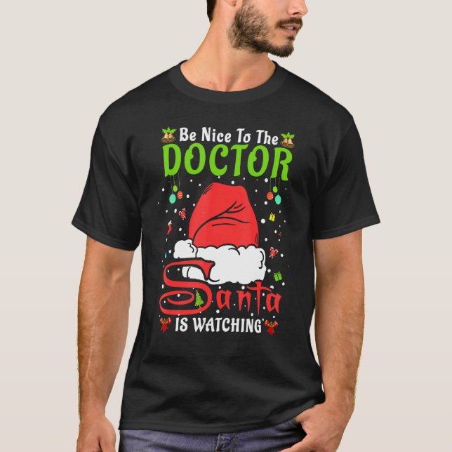 Santa Xmas Pajamas Be Nice To The Doctor Christmas T Shirt (Framsida)