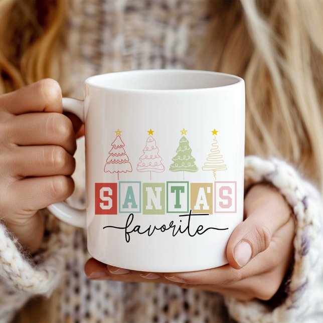 "Santa's Favorite" Modern Pastel Julgranar Kaffemugg ("Santa's Favorite" Modern Pastel Christmas Trees Coffee Mug in a girl's hands.)