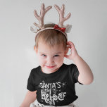 Santas Little Helper Heart White Script Gift Motif T Shirt<br><div class="desc">Santas Little Helper Heart White Script Gift Motifs Baby. Kutthet för baby och småbarn under det excitiella leduppet till jul,  med konstgjord typografi med hjärtan och gåva och snöflingmotiv i vitt. Texten kan ändras till ett annat färg om du vill.</div>