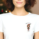 Santa's Workshop Little Helper Elf Personal T Shirt<br><div class="desc">Gå in i den festliga andan och upplev glädje över helgdag vid ditt kommande evenemang för kundvärdering med vår jultomts tematiska T-shirt! På framsidan finns en snygg och personlig med plats för ditt namn. skapar din julklapp för dagen. På baksidan hittar du en jolly Santa Graphics och den klassiska "Ho,...</div>