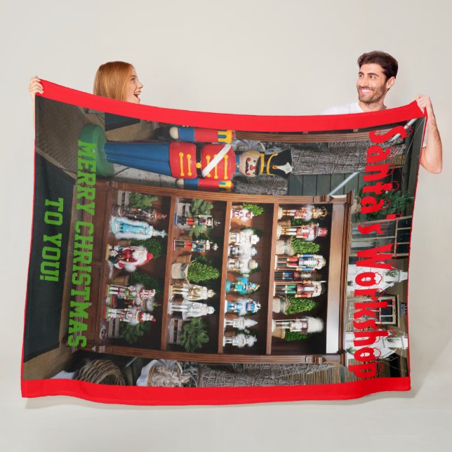 Santa's Workshop Nutcrackers Fleece Blanket (På plats)
