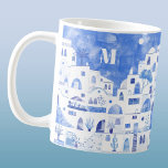 Santorini Greece Monogram Watercolor Kaffemugg<br><div class="desc">Vattentärsfärgad blå och vit stadsmålning på den grekiska ön Santorini. Originalkonst av Nic Squirrell. Ändra det inledande monogrammet för att anpassa det.</div>