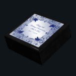 Sapphire 45:e Bröllop-årsjubiléet Gift Box Minnesask<br><div class="desc">En Digitalbcon Bilder Design med ett sapphire blue färg och blomstra designtema med en rad olika bilder, former, mönster, stilar och typsnitt i anpassningsbarna i den här presentrutan av typen Sapphire Bröllop-årsdagen. Den här eleganten och den här attraktiva designen är kompletta med anpassadets textbrev till kostym vid ditt eget speciella...</div>