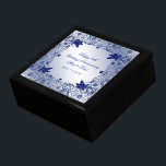 Sapphire 45:e Bröllop-årsjubiléet Gift Box Minnesask<br><div class="desc">En Digitalbcon Bilder Design med ett sapphire blue färg och blomstra designtema med en rad olika bilder, former, mönster, stilar och typsnitt i anpassningsbarna i den här presentrutan av typen Sapphire Bröllop-årsdagen. Den här eleganten och den här attraktiva designen är kompletta med anpassadets textbrev till kostym vid ditt eget speciella...</div>