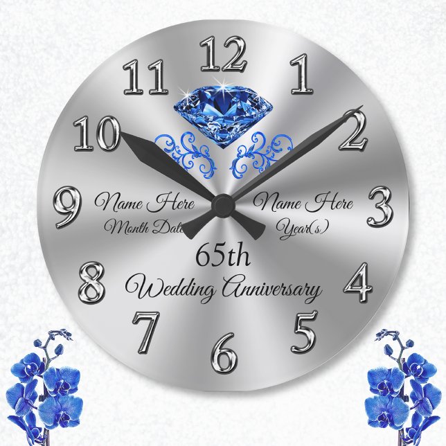 Sapphire 65e Bröllop-årsdag Gift Ideas Clock Rund Klocka (65th wedding anniversary gift ideas for parents, grandparents. 65 year anniversary gifts. Sapphire.)